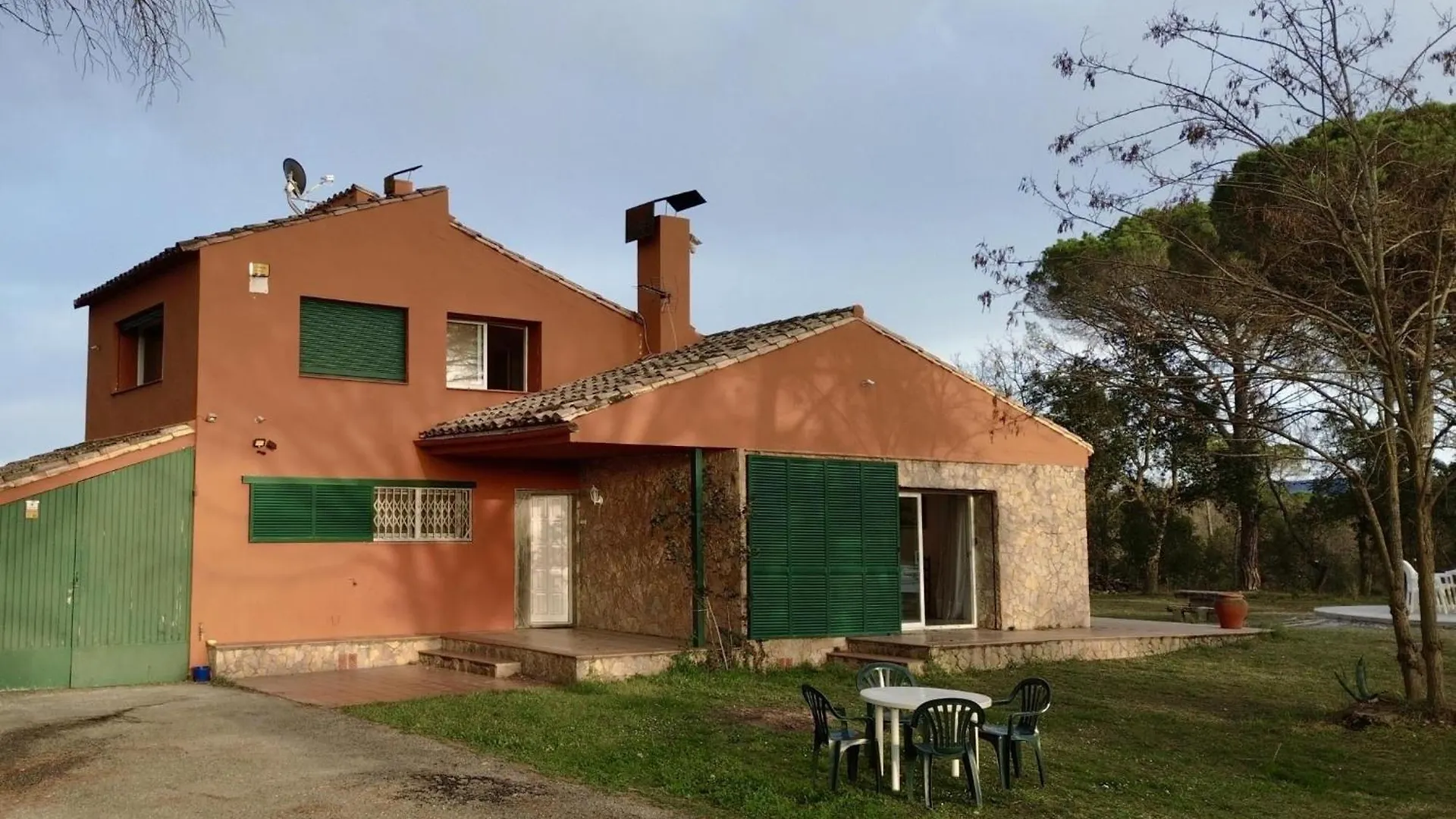 Pins Costabravasi 0*, Llagostera