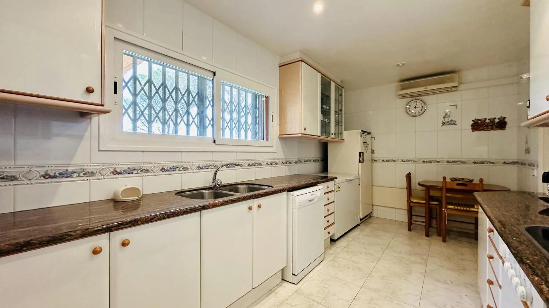 Pins Costabravasi 0*, Llagostera